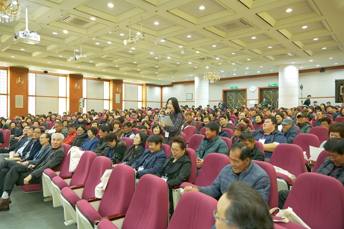 경북 군위군민과 의성군민으로 구성된 시민참여단이 24일 대전 KT인재개발원에서 대구경북 통합신공항 이전부지 선정방식 결정을 위해 질의와 토론을 벌이고 있다. 대구시 제공