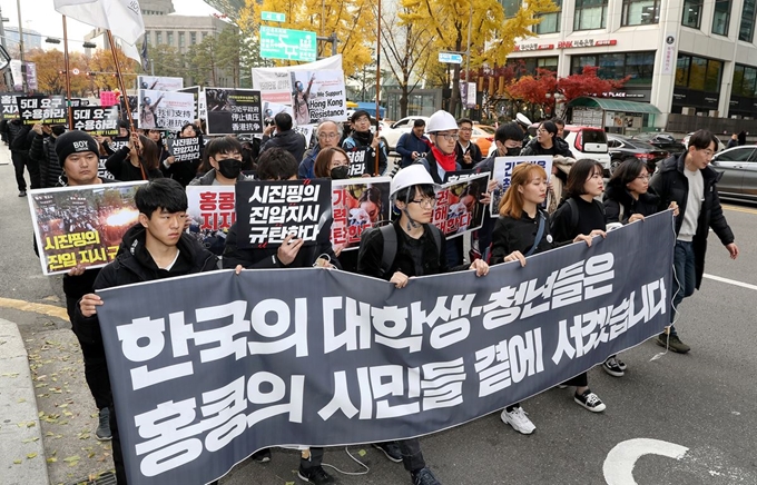 지난 23일 오후 서울 중구 시청광장 인근에서 열린 '홍콩의 민주주의를 위한 대학생·청년 긴급행동'에 참가한 대학생과 청년들이 주한중국대사관 방향으로 행진하고 있다. 뉴시스