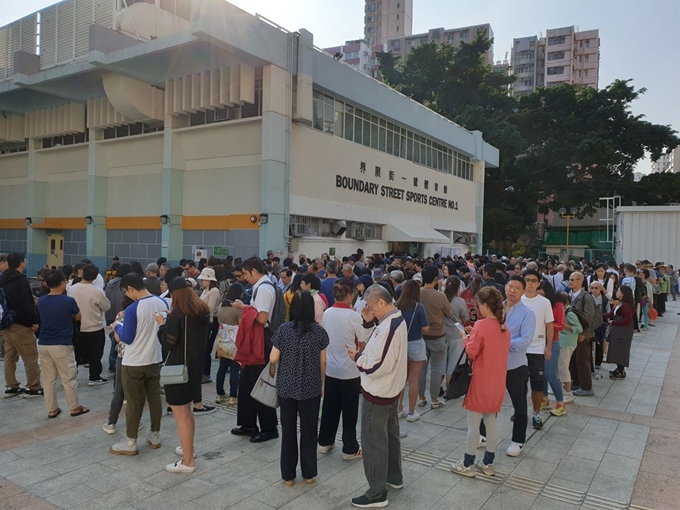 홍콩 카우룽반도 몽콕의 체육관 앞에 24일 이른 아침부터 구의원 선거에 참여하려는 수백명의 유권자들이 몰려 있다. 김광수 특파원