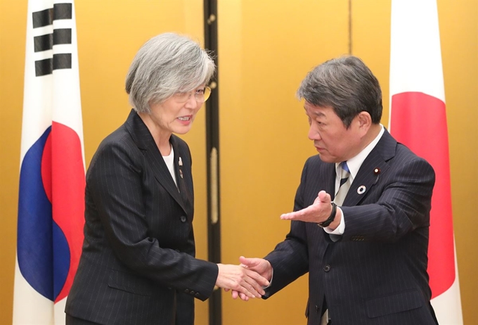 주요 20개국(G20) 외교장관회의에 참석한 강경화(왼쪽) 외교부 장관이 23일 일본 나고야관광호텔에서 열린 한일외교장관 회담에서 모테기 도시미쓰(茂木敏充) 일본 외무상과 악수하고 있다. 나고야=연합뉴스