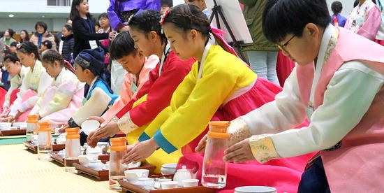 한국차문화협회(이사장 최소연)가 가천대에서 23일 주최한 '전국 인설 차 문화전·차예절 경연대회’ 장면. 한국차문화협회제공