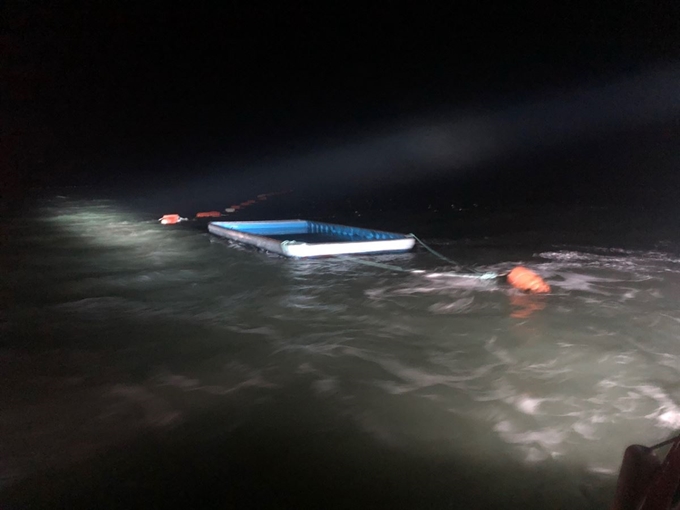 25일 오전 3시쯤 전북 군산시 옥도면 무녀도 인근에서 해경이 김 관리선을 발견했다. 군산해경 제공