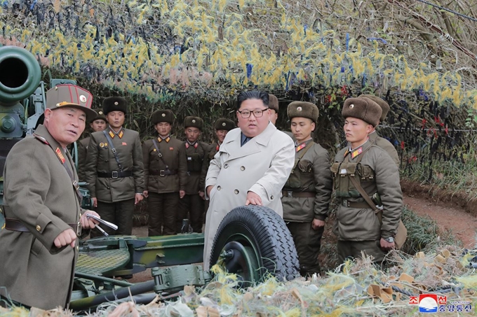 김정은 북한 국무위원장이 서부전선에 위치한 창린도 방어대를 시찰했다고 조선중앙통신이 25일 이 사진을 보도했다. 촬영 날짜는 밝히지 않았다. 연합뉴스