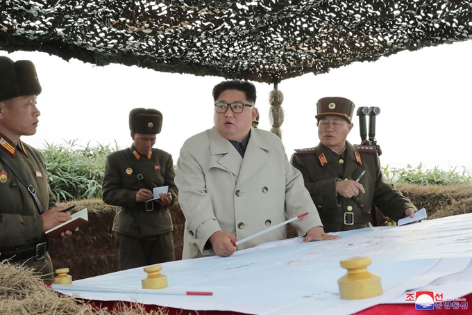 김정은 북한 국무위원장이 서부전선에 위치한 창린도 방어대를 시찰했다고 조선중앙통신이 25일 이 사진을 보도했다. 촬영 날짜는 밝히지 않았다. 연합뉴스