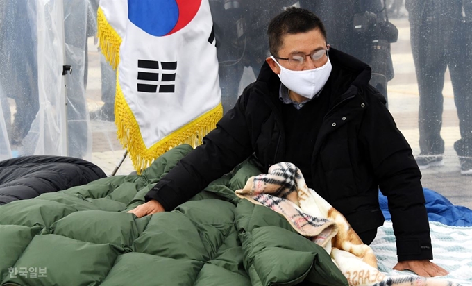 24일 청와대 앞 분수대 광장에서 열린 자유한국당 비상 의원총회에서 단식 중인 황교안 대표가 지지자들에게 인사하고 있다. 배우한 기자