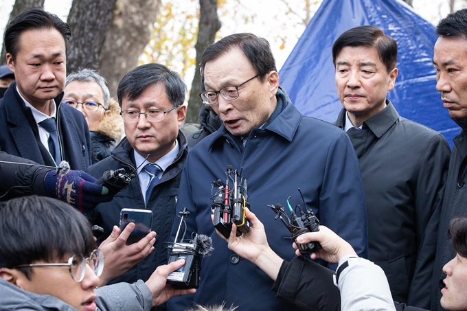 이해찬 더불어민주당 대표가 25일 서울 청와대 분수대 앞에서 단식농성중인 황교안 자유한국당 대표를 면담한 후 취재진 질문에 답하고 있다. 고영권 기자