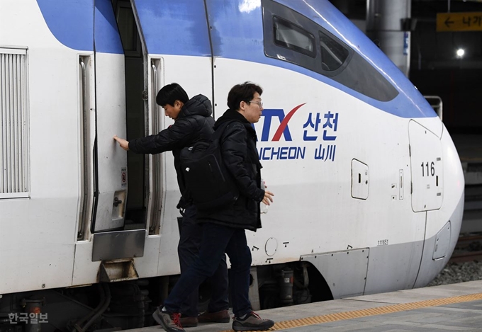 한국철도공사 노사가 임금ㆍ현안 사항에 잠정 합의하며 파업을 종료한다고 밝힌 25일 서울역에서 KTX 열차 운행을 마친 기관사가 교대를 하고 있다. 홍인기 기자