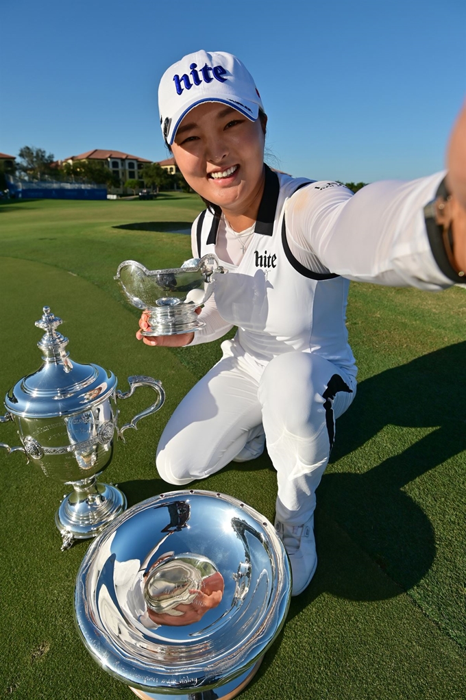 고진영이 25일 미국 플로리다주 네이플스에서 열린 LPGA 투어 CME 그룹 투어 챔피언십 최종라운드가 끝난 뒤 최저타수상, 올해의 선수상, 상금왕 트로피와 함께 포즈를 취하고 있다. LPGA 투어 제공