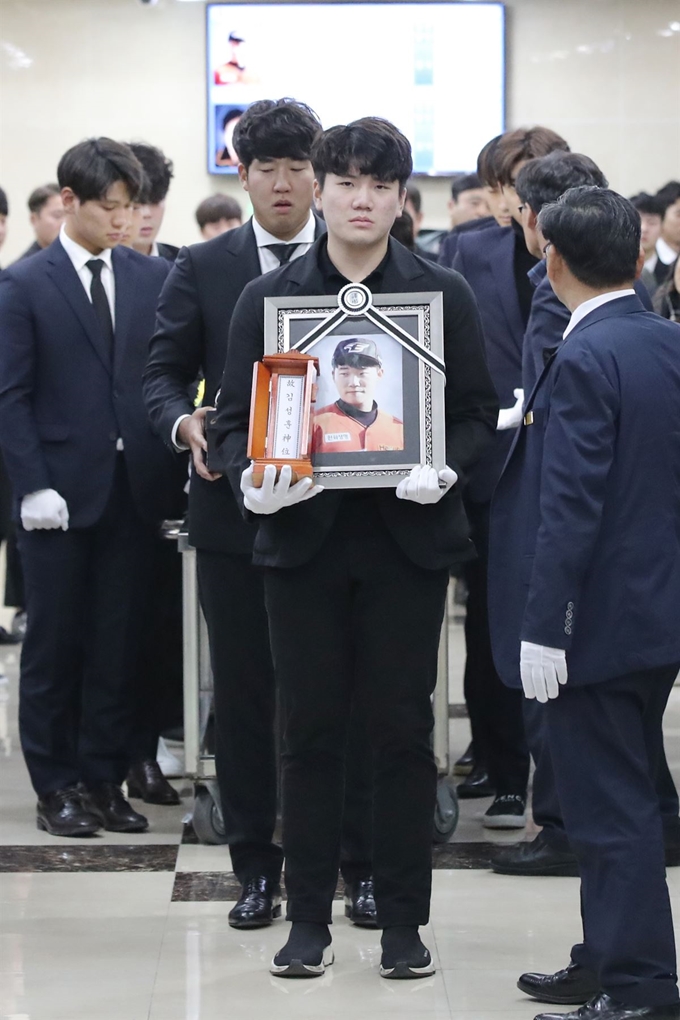 불의의 사고로 목숨을 잃은 한화 이글스 김성훈 선수의 발인식이 열린 25일 오전 광주 서구 한 병원 장례식장에서 김성훈의 동료·지인들이 운구를 준비하고 있다. 연합뉴스