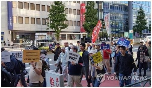 일본 도쿄 신주쿠에서 ‘헤이트 스피치’ 반대 시위가 열리고 있는 모습. 연합뉴스 자료사진