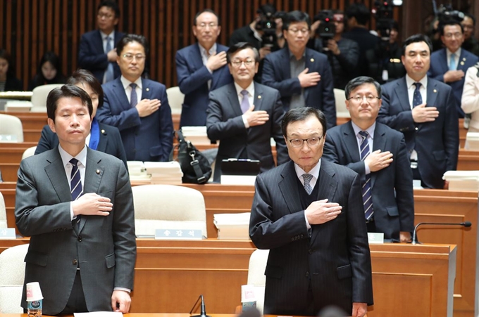 이해찬(앞줄 오른쪽) 더불어민주당 대표와 이인영(앞줄 왼쪽) 원내대표가 25일 오후 서울 여의도 국회에서 열린 의원총회에 입장해 국민의례 하고 있다. 연합뉴스