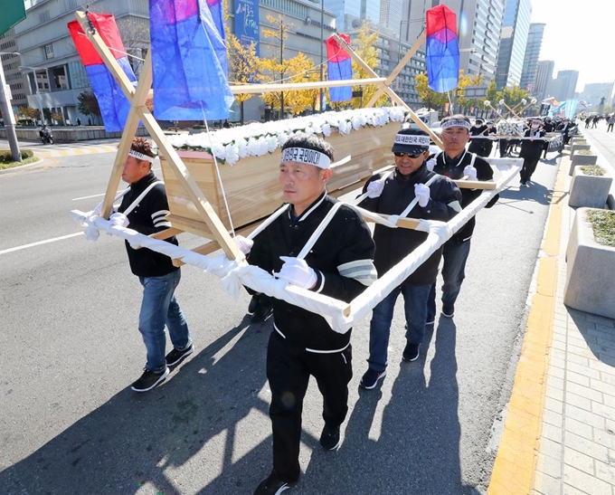 8일 서울 광화문광장에서 '고 한성옥모자 사인규명 및 재발방지를 위한 비상대책위원회' 관계자 등이 탈북민 모자의 애도 행진을 하고 있다. 연합뉴스