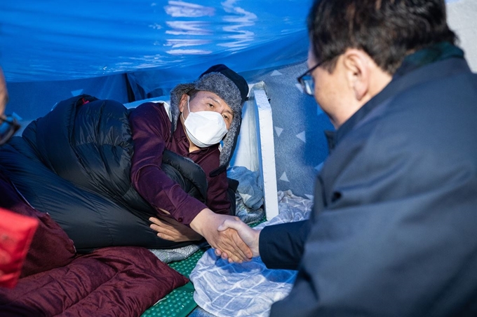 엿새째 단식 중인 자유한국당 황교안 대표가 25일 청와대 분수대 앞 단식 천막에서 더불어민주당 이해찬 대표를 만나 악수하고 있다. 연합뉴스