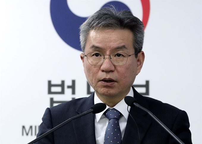 25일 경기 정부과천청사 법무부 브리핑룸에서 김남준 법무·검찰개혁위원회 위원장이 25일 제9차 권고안을 발표하고 있다. 뉴시스