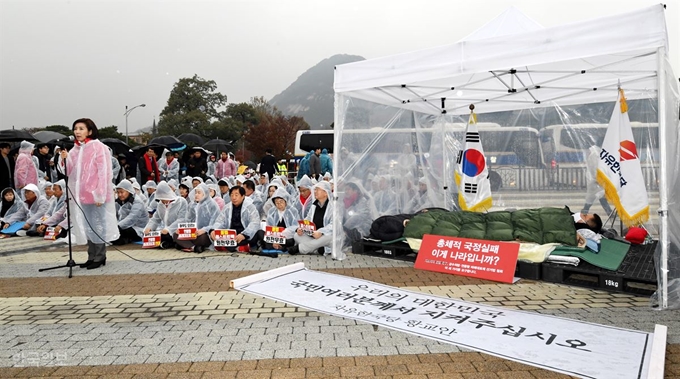 나경원 자유한국당 원내대표가 24일 황교안 대표가 단식 중인 서울 종로구 청와대 앞 분수대 광장에서 비상 의원총회를 주재하고 있다. 오른쪽에 황 대표가 단식 농성을 벌이는 비닐 천막이 세워져 있다. 배우한 기자