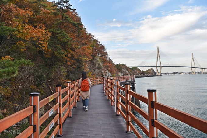 이달 개설한 해안산책로. 목포대교 아래 용머리까지 약 1km 거리다.