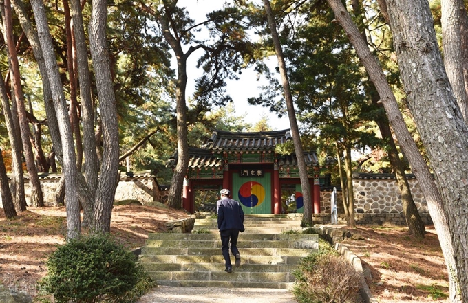 이충무공 기념비가 세워진 곳은 아늑한 솔숲으로 아늑한 솔숲에 조성돼 있다.