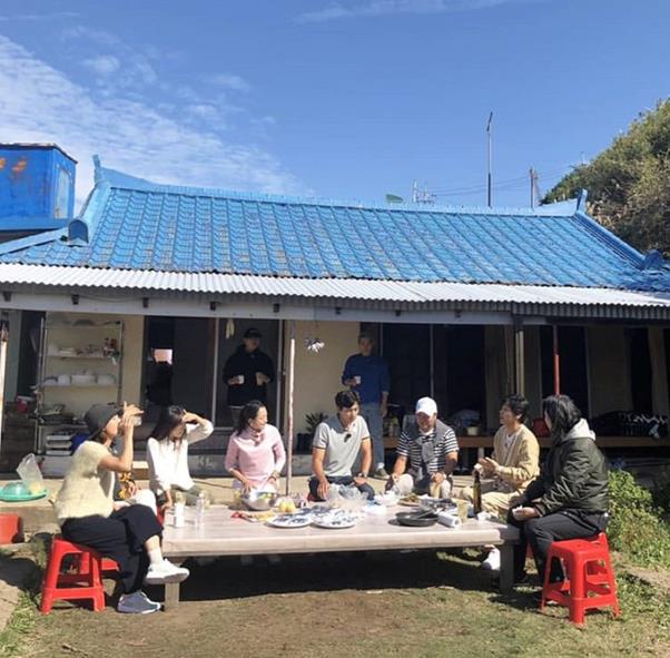 최성국이 ‘불타는 청춘’ 출연진과 함께 찍은 사진을 공개했다. 최성국 SNS 제공