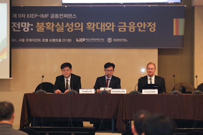 대외경제정책연구원(KIEP)과 국제통화기금(IMF)이 공동 주최한 2020년 세계경제전망 컨퍼런스 참석자들이 내년 아시아, 세계 전망에 대해 토론하고 있다. 왼쪽부터 안성배 KIEP 국제거시금융실장, 윤덕룡 KIEP 선임연구위원, 션 크레이그 IMF 아시아ㆍ태평양국 선임이코노미스트. KIEP 제공