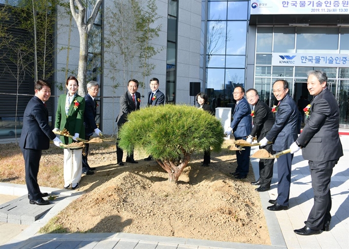 권영진(왼쪽) 대구시장과 배지숙 대구시의회 의장, 박천규 환경부 차관, 강효상 국회의원, 추경호 국회의원 등이 26일 대구 국가물산업클러스터에서 한국물기술인증원 개원식을 갖고 기념식수를 하고 있다. 인증원이 물 분야 기술 및 제품의 인증 검증 업무와 연구개발, 물 기업 해외진출 지원을 맡게 되면서 국가물산업클러스터가 원스톱 지원체계를 갖추게 됐다. 대구시 제공