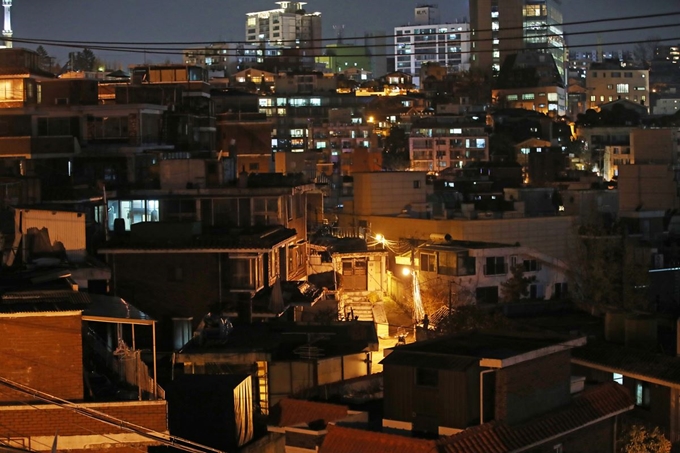 26일 국토교통부와 서울시가 한남3구역 재개발 사업에 대한 점검 결과 다수의 법 위반 사안을 확인하고 현대건설, GS건설, 대림산업 등 3개 건설사에 대해 검찰에 수사 의뢰했다고 밝혔다. 이날 오후 서울 용산구 한남3구역 재개발 지역 모습. 연합뉴스