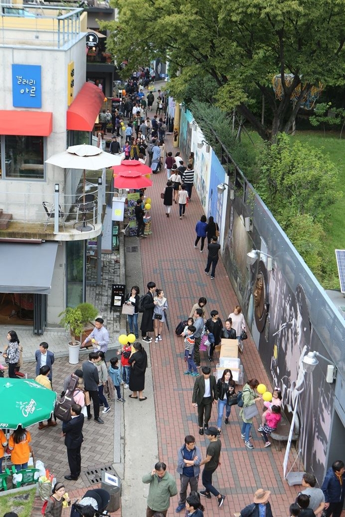 '2019 방천아트페스티벌'에 참석한 관광객들이 거리 곳곳 다니며 작품을 관람하고 있다. 대구 중구 제공