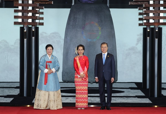 문재인 대통령과 김정숙 여사가 25일 오후 부산 한 호텔에서 열린 2019 한-아세안 특별 정상회의 환영 만찬장 앞에서 아웅산 수치 미얀마 국가고문을 영접한 뒤 기념촬영을 하고 있다. 부산=연합뉴스