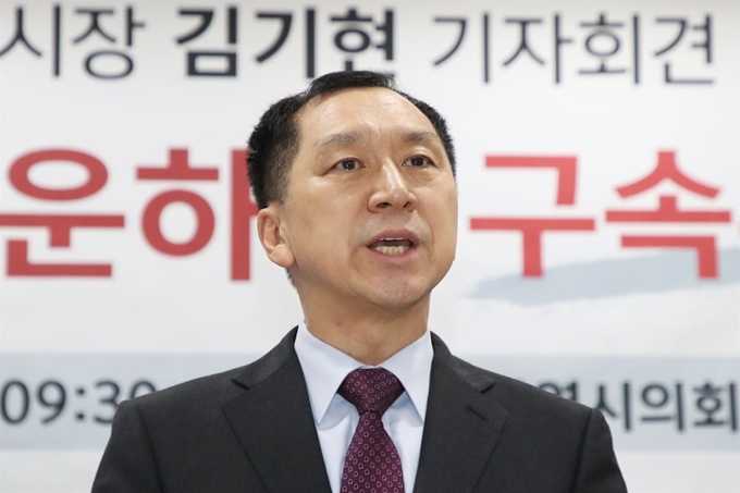 김기현 전 울산시장이 18일 오전 울산시의회 프레스센터에서 기자회견을 열고 “정치공작을 기획한 황운하 대전경찰청장을 구속 수사하라”고 촉구하고 있다. 울산=뉴스1