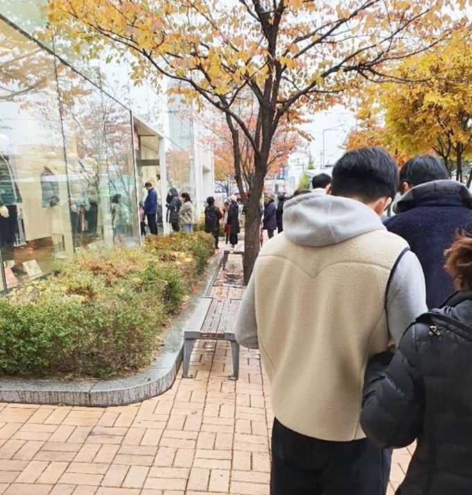 서경덕 성신여대 교수가 지난 19일 "내복을 선착순으로 나눠 준다는 말에 한 유니클로 매장 앞에 길게 줄을 서고 있는 모습"이라며 공개한 사진 한 장. 유니클로 매장 앞에 줄이 길게 늘어서 있다. 서경석 교수 페이스북 캡처