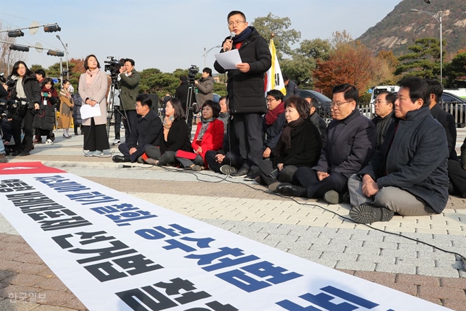 패스트트랙 철회 등을 요구하며 단식 중인 황교안 자유한국당 대표가 21일 청와대 앞 분수대 광장에서 열린 최고위원회의에서 발언하고 있다. 오대근 기자