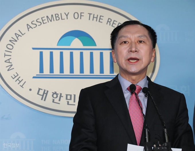 김기현 전 울산시장이 27일 오전 서울 여의도 국회 의원회관에서 기자회견을 하며 지방선거 낙선의 배후로 황운하(전 울산경찰청장)에 대한 검찰의 조속한 구속수사를 촉구하고 있다. 오대근기자