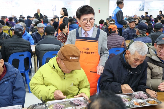 이혁영 목포복지재단이사장이 27일 낮 참좋은 사랑의 밥차 행사를 마무리하고 3개월 동절기 휴식에 들어갔다. 목포시 제공