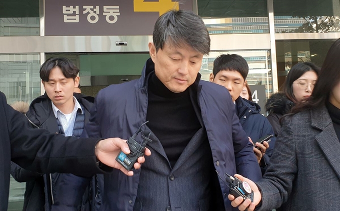 금융위원회 재직 당시 업체들로부터 금품을 받은 혐의를 받고 있는 유재수 전 부산시 경제부시장이 27일 서울 송파구 서울동부지법에서 열린 구속 전 피의자심문(영장실질심사)을 받은 후 구속 여부가 결정될 때까지 대기하기 위해 청사 밖으로 이동하고 있다. 뉴스1