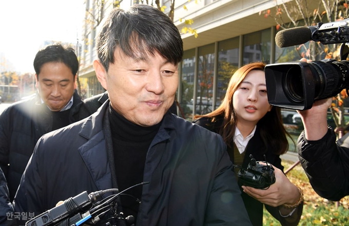 금융위원회 재직 당시 뇌물 수수 혐의를 받고 있는 유재수 전 부산시 경제부시장이 영장실질심사를 받기 위해 27일 오전 서울 송파구 서울동부지법에 출석하고 있다. 배우한 기자