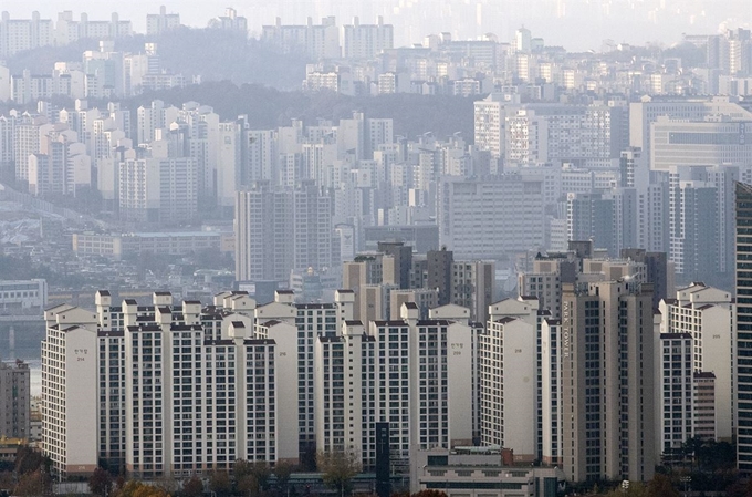 국세청이 20일부터 2019년 종합부동산세 고지서를 발송하면서 종부세 효과 등에 대한 관심이 커지고 있다. 연합뉴스