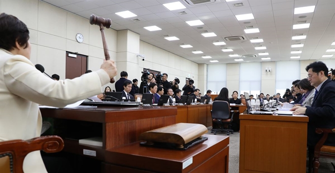 전혜숙 행정안전위원회 위원장이 27일 오전 서울 여의도 국회 행정안전위원회에서 '민식이법'으로 불리는 어린이 교통안전 강화 법안 등 상정법안들을 처리하고 있다. 뉴시스