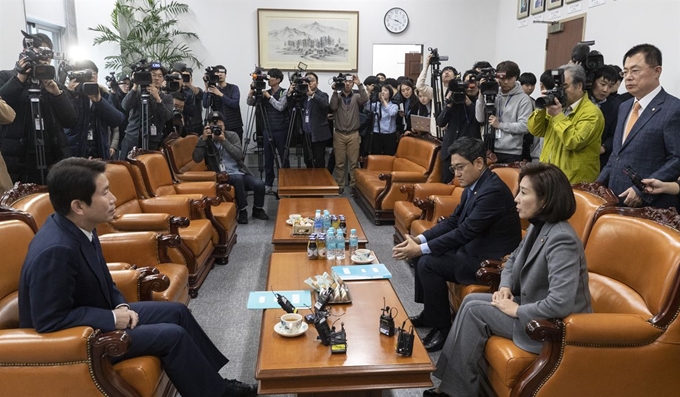 이인영 더불어민주당 원내대표와 나경원 자유한국당 원내대표, 오신환 바른미래당 원내대표가 27일 국회에서 교섭단체 원내대표 회동을 갖고 있다. 오대근 기자