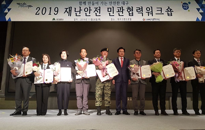 김용(왼쪽 첫 번째) 모캄보커피 대표가 대구시 수성구 그랜드호텔에서 열린 2019 재난안전 민관협력워크숍에서 대구시장 표창을 받고 유공자들과 함께 기념사진을 찍고 있다. 성정숙 시민기자 제공