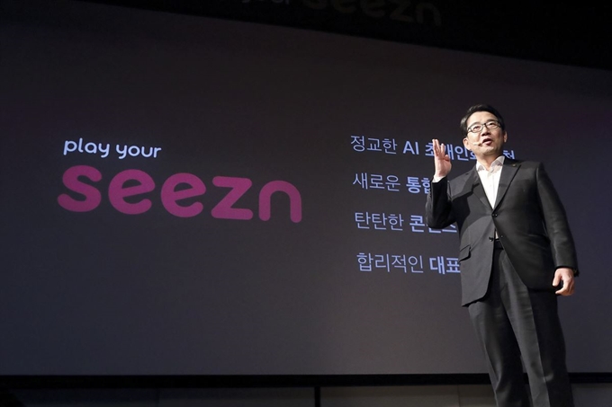 28일 서울 종로구 KT스퀘어에서 열린 신규 모바일 미디어 서비스 '시즌'(Seezn) 론칭 기자간담회에서 KT 뉴미디어사업단 김훈배 단장이 시즌의 강점에 대해 발표하고 있다. 시즌의 가장 큰 특징은 지상파3사와 종편, CJ계열 콘텐츠까지 모두 한 곳에서 볼 수 있다는 점이다. 종편 채널과 CJ계열 채널, 스포츠중계 채널 등 110여개 채널은 '실시간 방송'으로 시청할 수 있으며, 지상파 3사 VOD를 포함한 20만여편의 다시보기 서비스도 이용할 수 있다. 다른 모바일 온라인동영상(OTT) 서비스처럼 '오리지널 콘텐츠'도 공격적으로 제작해 제공한다는 방침이다. KT 제공