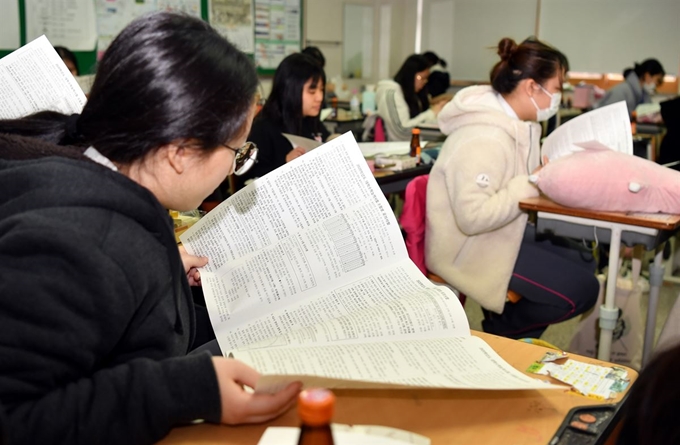 2020학년도 대입수학능력시험을 하루 앞둔 13일 광주 남구 설월여고에서 수험생들이 유의사항을 확인하고 있다. 광주=뉴시스