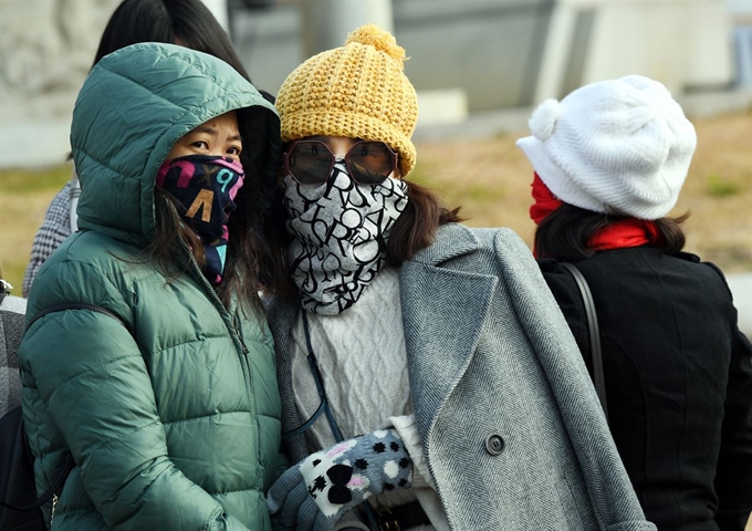 청와대 앞에서 초겨울 추위에 중무장한 동남아 관광객들이 관광을 하고 있다.