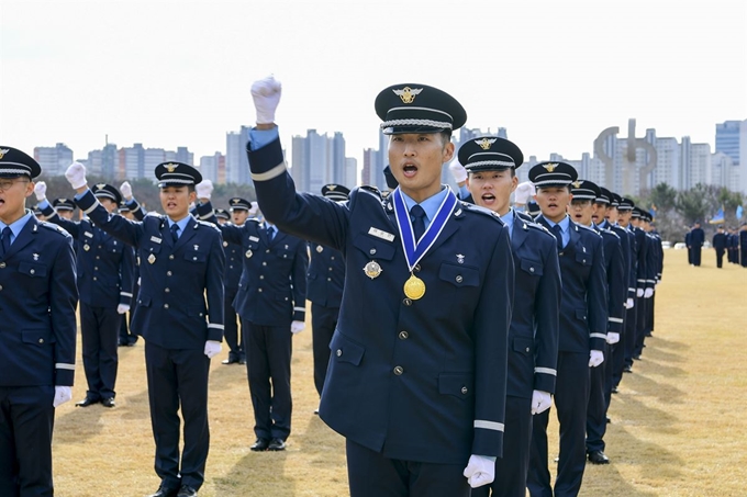 원인철 공군참모총장이 주관해 28일 경남 진주시 공군 교육사령부에서 열린 ‘제143기 공군 학사사관후보생 임관식’에서 임관한 신임 소위들이 구호를 외치고 있다. 공군 제공