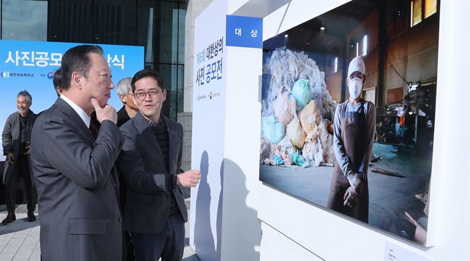 박용만 대한상공회의소 회장이 28일 서울 중구 대한상의회관에서 열린 '제6회 대한상의 사진 공모전 시상식'에서 대상을 차지한 작품 ‘언젠가는…’을 관람하고 있다. 대한상의 제공