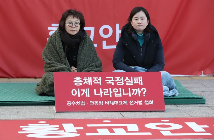 자유한국당 정미경(왼쪽)·신보라 최고위원이 28일 오전 청와대 사랑채 인근 황교안 대표 단식농성장에서 동조 단식을 하고 있다. 연합뉴스