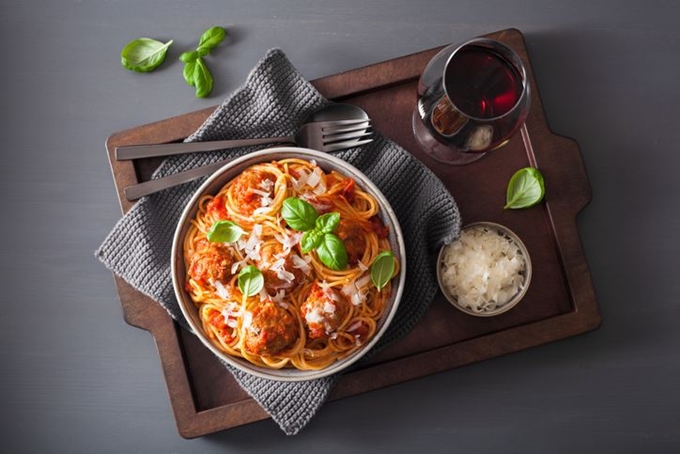 토마토 소스 요리에는 단맛은 적고, 신맛이 두드러지는 미디엄 바디 와인이 좋다. 게티이미지뱅크