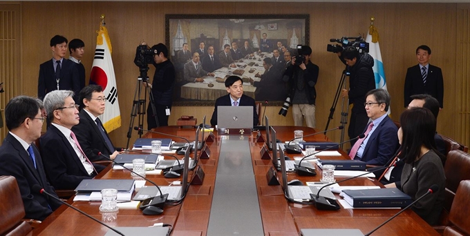 이주열 한국은행 총재가 29일 오전 서울 중구 한국은행 본부 회의실에서 금융통화위원회 통화정책방향 회의를 주재하고 있다. 연합뉴스