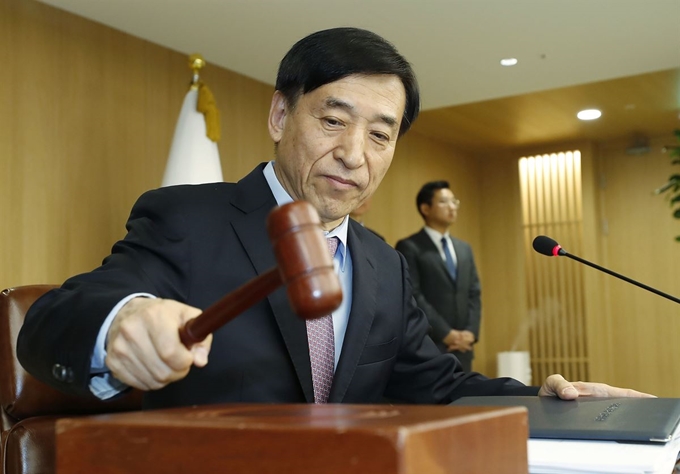 이주열 한국은행 총재가 29일 오전 서울 중구 한국은행 본부에서 금융통화위원회 본회의 시작을 알리는 의사봉을 두드리고 있다. 연합뉴스