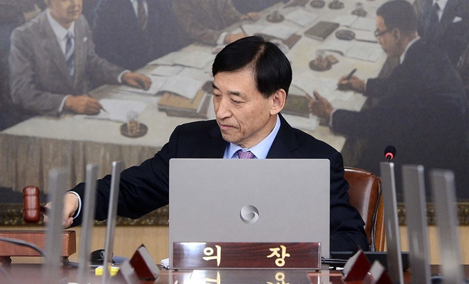 이주열 한국은행 총재가 29일 오전 서울 중구 한국은행 본부 회의실에서 금융통화위원회 통화정책방향 결정회의의 시작을 알리며 의사봉을 두드리고 있다. 연합뉴스