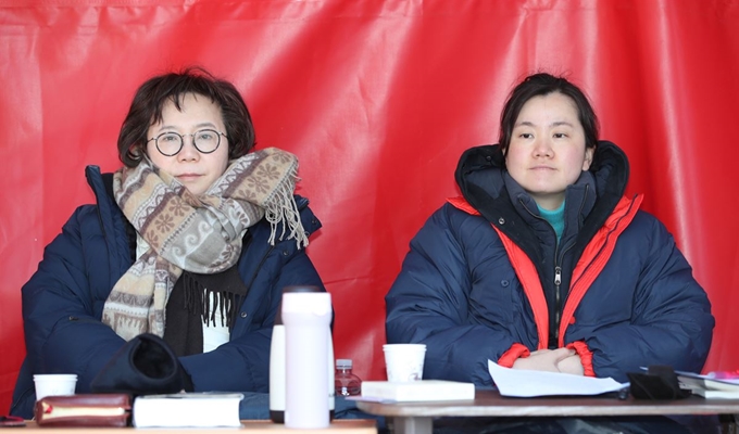 자유한국당 정미경(왼쪽)·신보라 최고위원이 29일 오전 청와대 앞 황교안 대표 단식농성장에서 동조 단식을 하고 있다. 연합뉴스