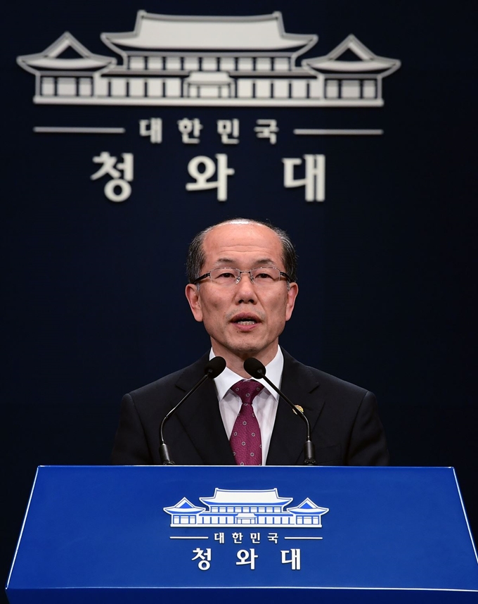 김유근 국가안보실 1차장이 22일 오후 청와대 춘추관에서 한일 군사정보보호협정(GSOMIA·지소미아) 관련 브리핑을 하고 있다. 청와대사진기자단